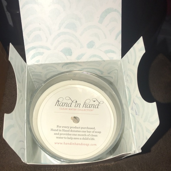 NWT hand in hand clean water collection coral soy wax candle by Anthropologie - Picture 2 of 9
